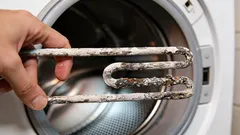 Kalken lossnar i bitar från tvättmaskinen: inte kemikalier utan ett köksmedel hjälper