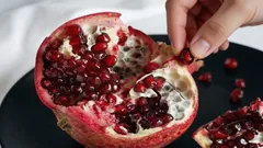 Med kärnor eller utan: dietisten förklarar hur du äter granatäpple på rätt sätt
